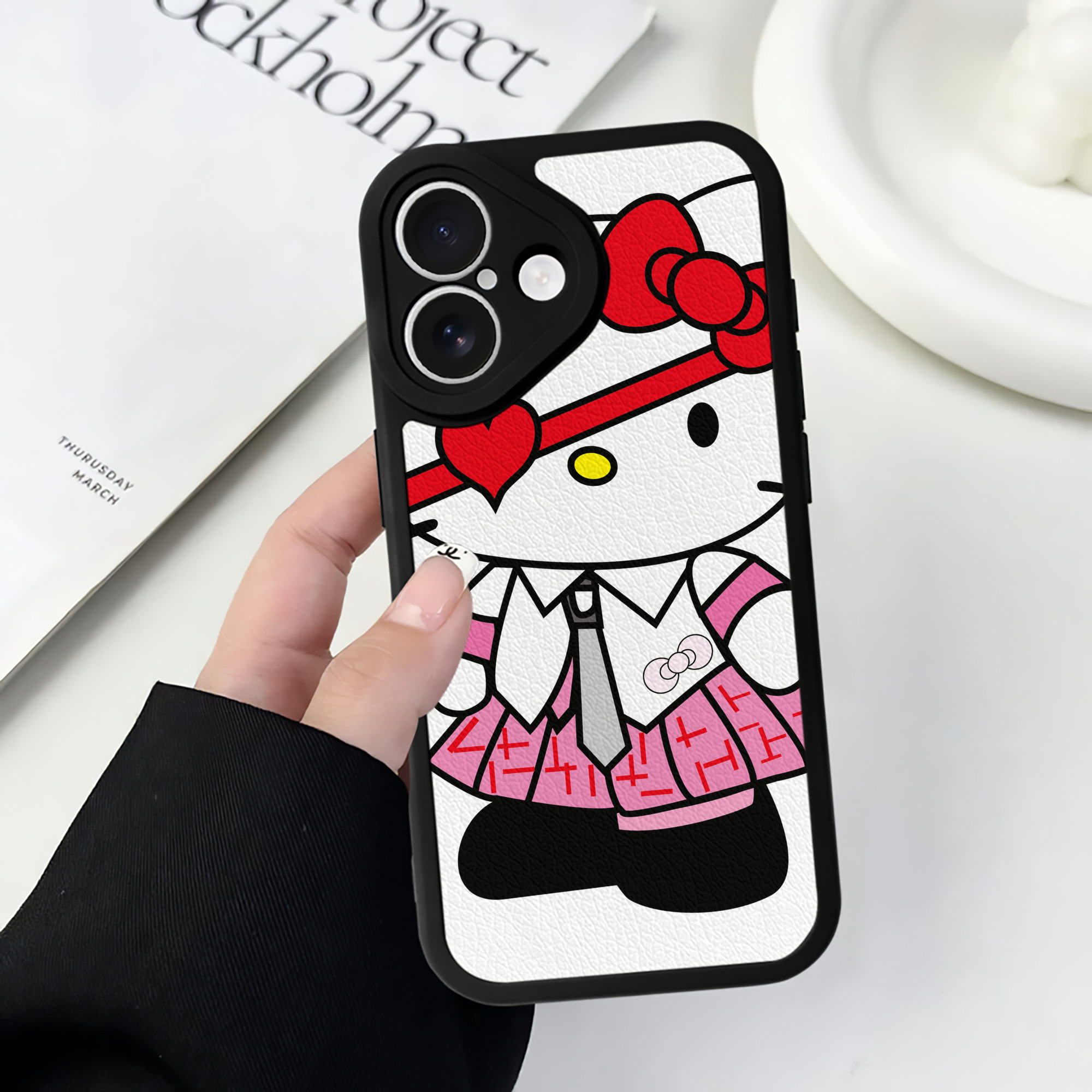 （画像用） Hello Kitty ハローキティ 【iPhone 16シリーズ対応】シリコンスマホケース（レザー調） 材質：シリコン